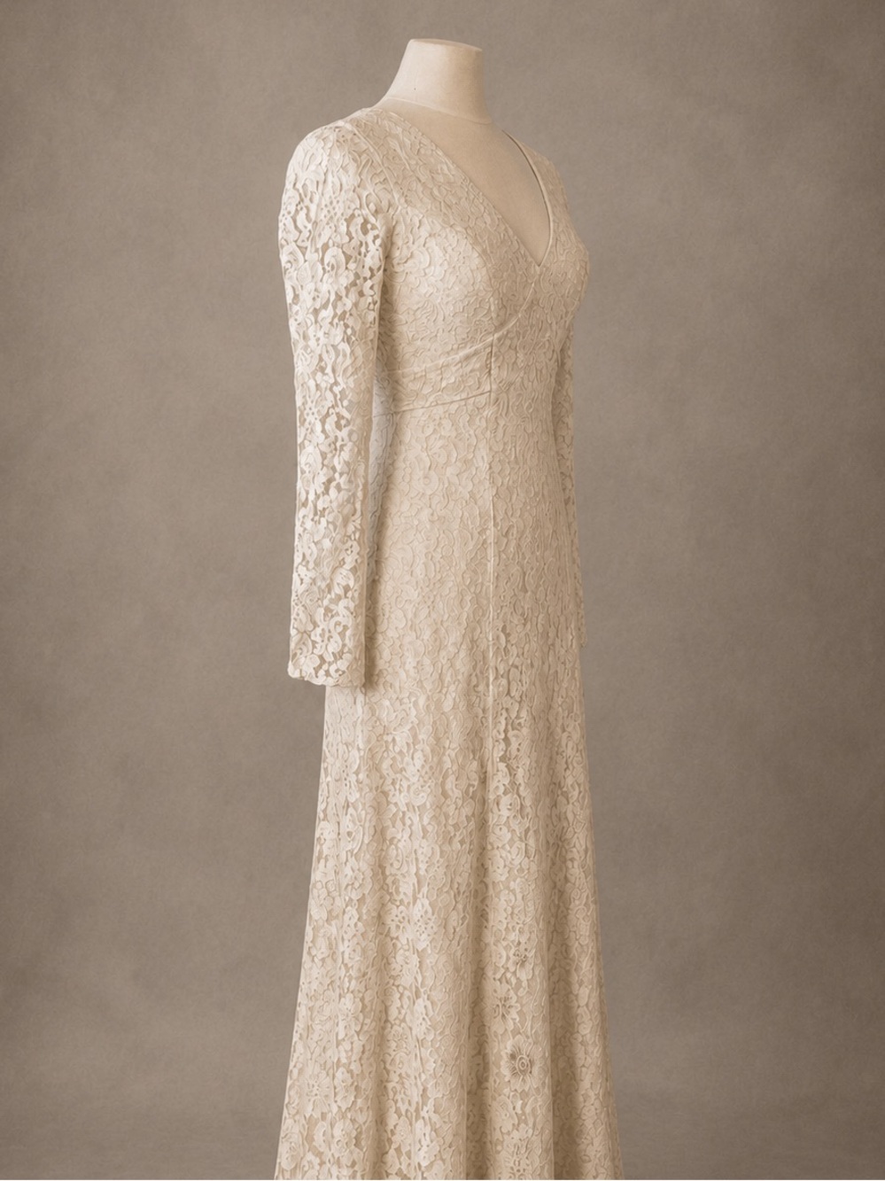 Long Sleeve Ivory Lace V-Neck Wedding Dress Vintage | Size 4